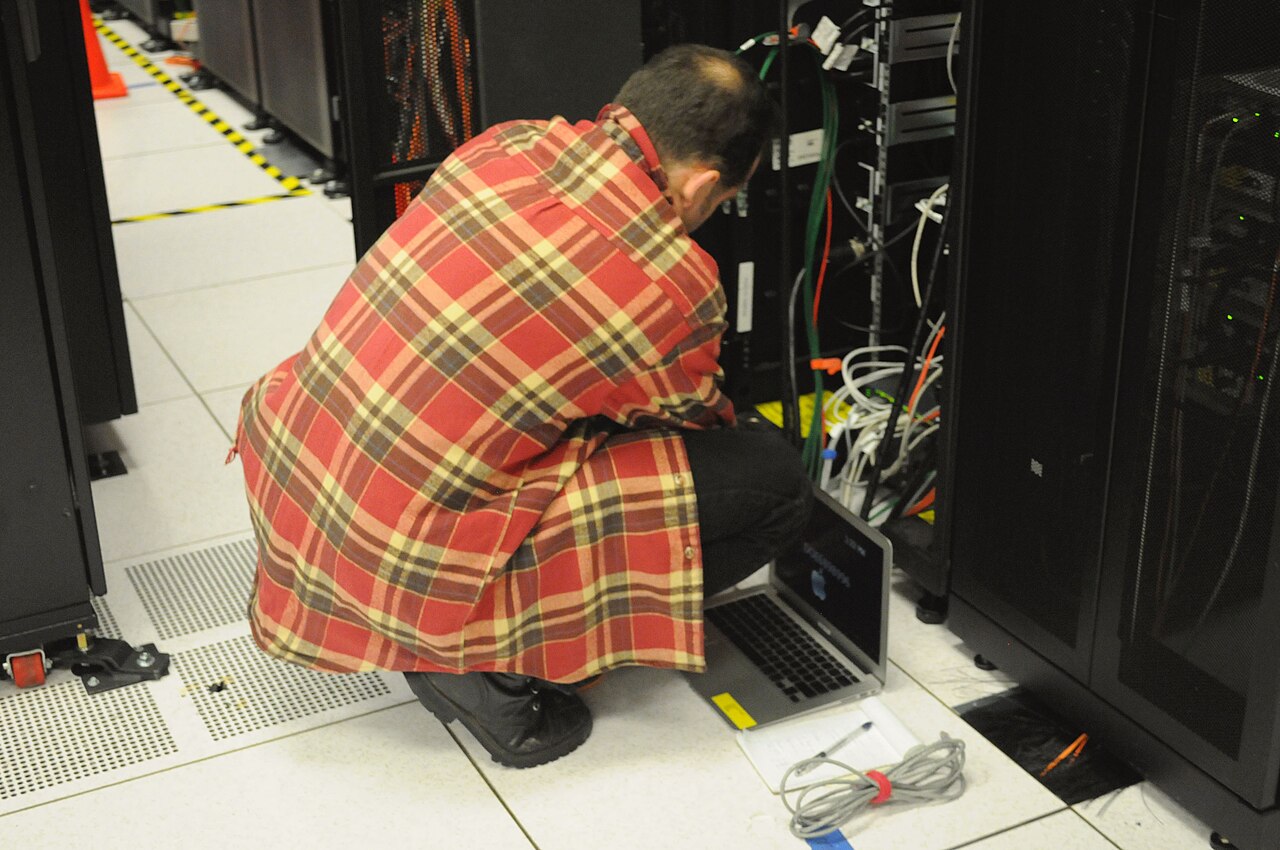 Profissional de TI monitorando servidores e rotinas de backup